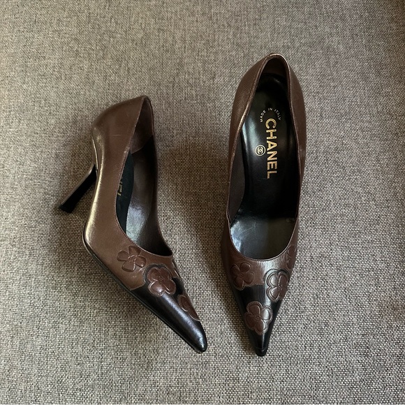Vintage brown camellia Chanel heels - Picture 1 of 9